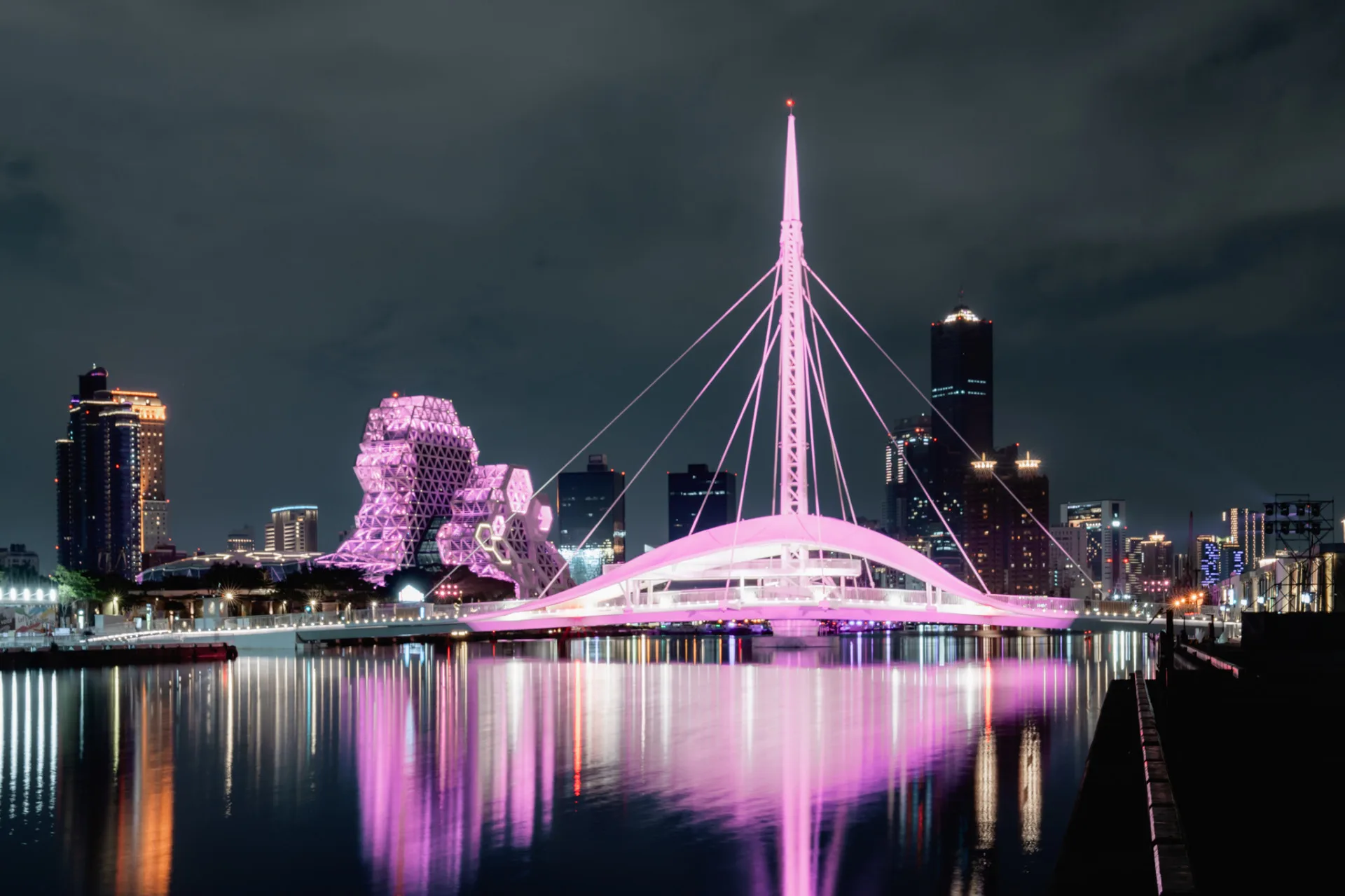 K-POP 天團BLACKPINK二訪高雄，全城變身粉紅色系。