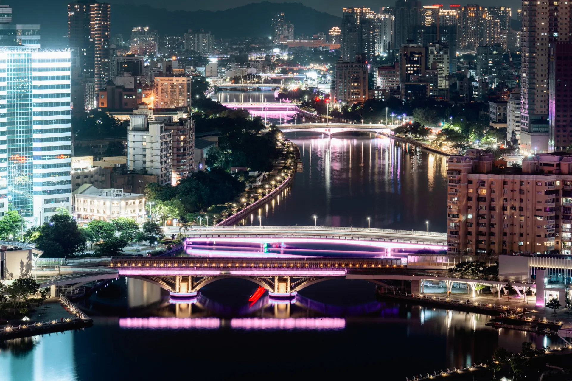 K-POP 天團BLACKPINK二訪高雄，全城變身粉紅色系。