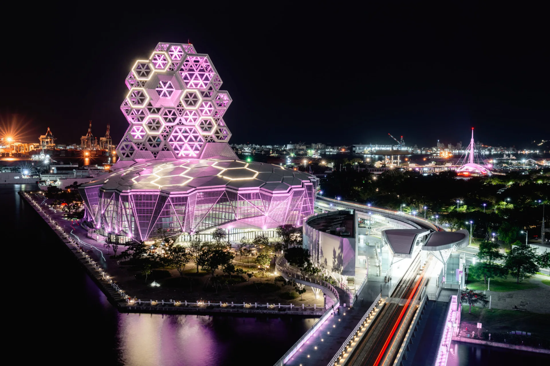 K-POP 天團BLACKPINK二訪高雄，全城變身粉紅色系。