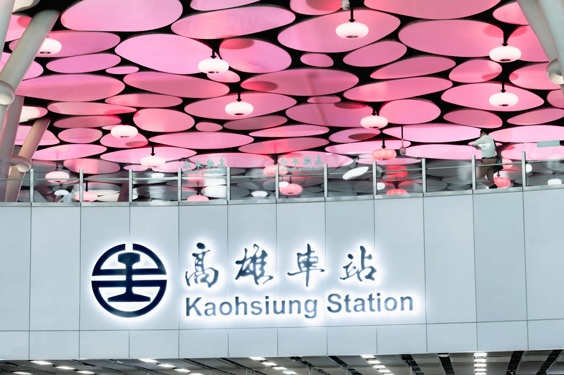 K-POP 天團BLACKPINK二訪高雄，全城變身粉紅色系。