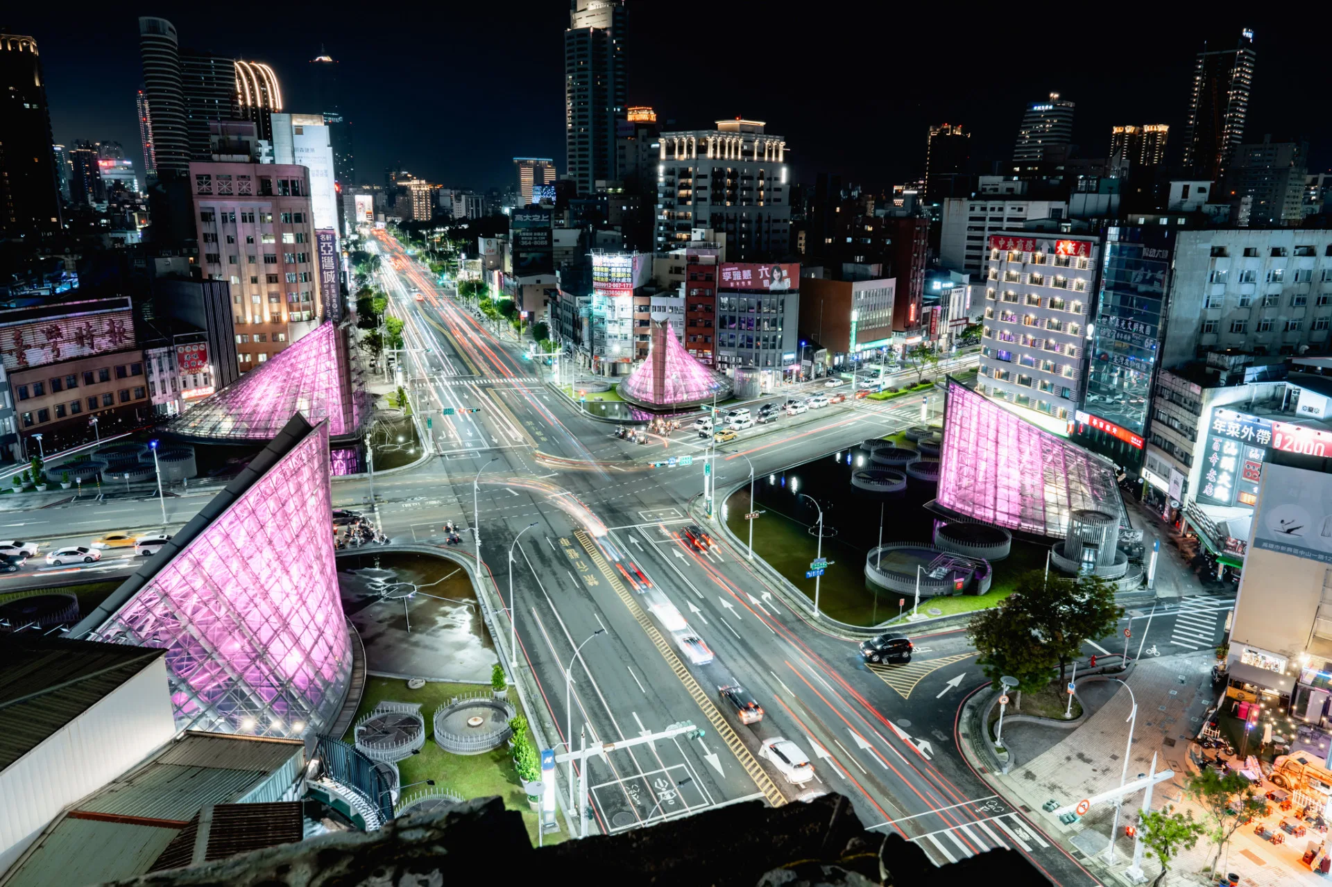 K-POP 天團BLACKPINK二訪高雄，全城變身粉紅色系。