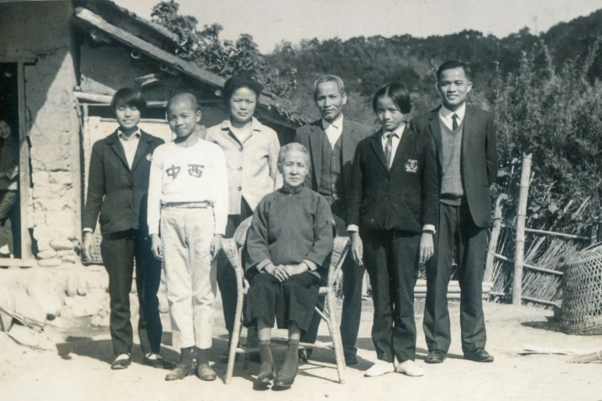 曾任東北角海岸風景管理處處長的陳梅岡（右一）在西湖鄉鴨母坑劍門坑出生，住在半山腰泥磚屋，圖為1960年代他與祖母陳林未妹、父親陳森源、母親范茶妹及弟妹合影。陳梅岡提供