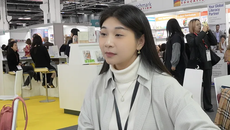 出版業工作者鄭莛赴德參加法蘭克福書展，入關時遭邊境警察帶入小房間，並誣指其為中國通緝犯，歷經4小時盤查後獲釋。中央社