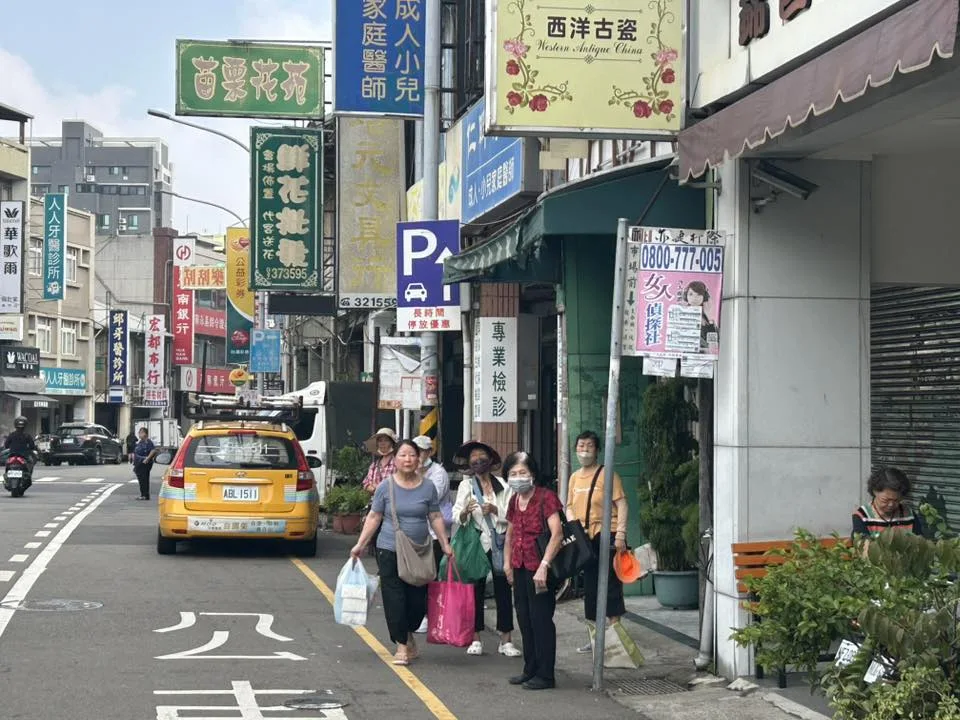 苗栗中正路市場街口,今天上午9點多還有很多人在那邊等無預警全面停駛的亦捷客運。翻攝徐裕逢FB