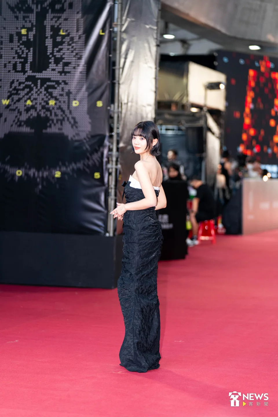 紅毯主持人木木（林葦妮）穿著一襲合身黑色平口禮服、領口鑲嵌白邊，優雅俐落亮相。范修語攝