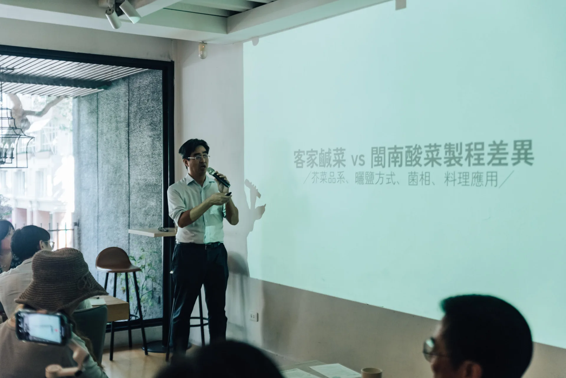 飲食文化研究者、台灣美食技術教育協會理事長徐仲分享，如何以發酵的科學重新閱讀客家味。台灣美食技術交流協會提供