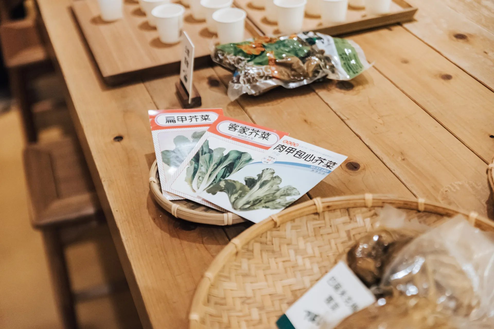 活動現場介紹不同芥菜品種，讓消費者能理解品種差異如何形成風味，進而更細緻地認識客家飲食。台灣美食技術交流協會提供