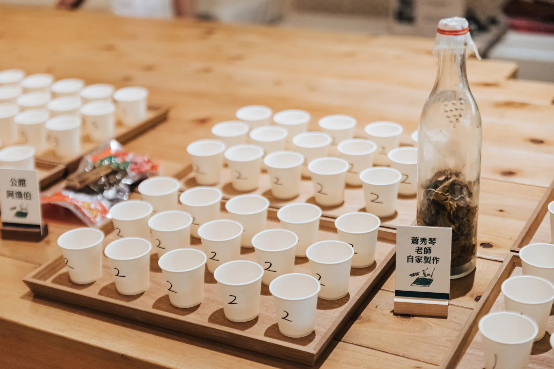 借鑑日本柴魚高湯的品評邏輯，與會者透過品飲「覆菜湯水」，建立覆菜的「風味語言」。台灣美食技術交流協會提供