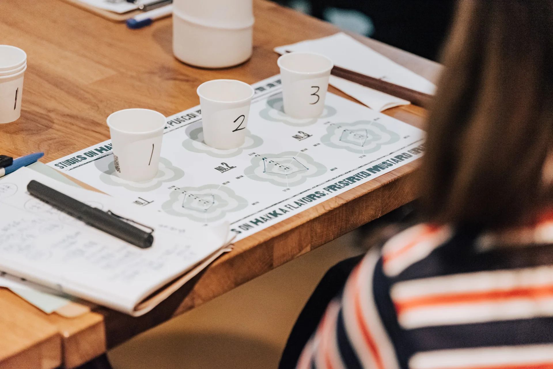 與會者透過品飲「覆菜湯水」，以五項評估維度描繪覆菜湯水的味覺結構，從中觀察發酵蔬菜的層次與深度。台灣美食技術交流協會提供