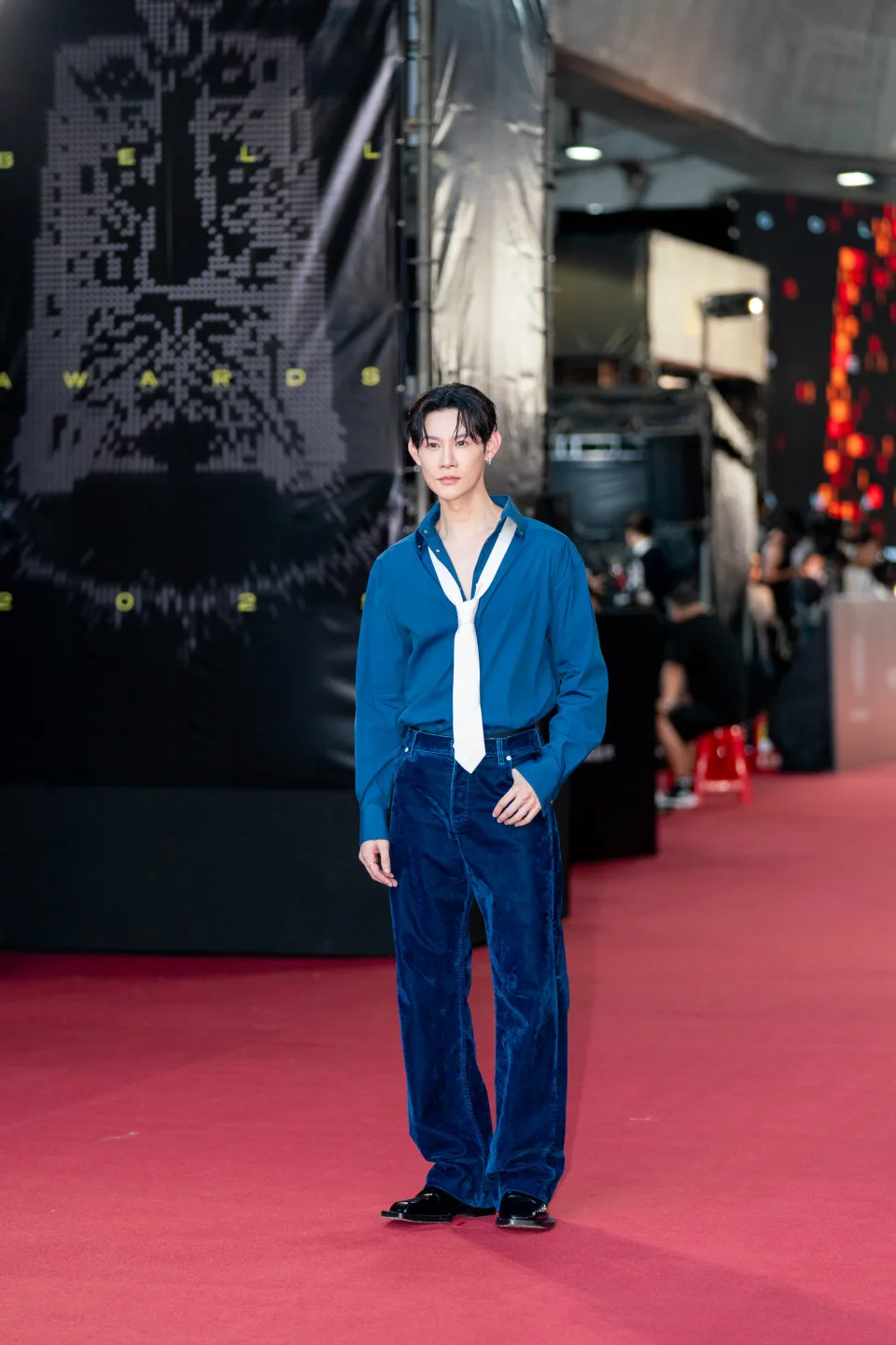 夏和熙則穿著寶藍色襯衫、搭上純白領帶和深藍色毛呢西裝長褲，帥氣撐起紅毯主持。范修語攝