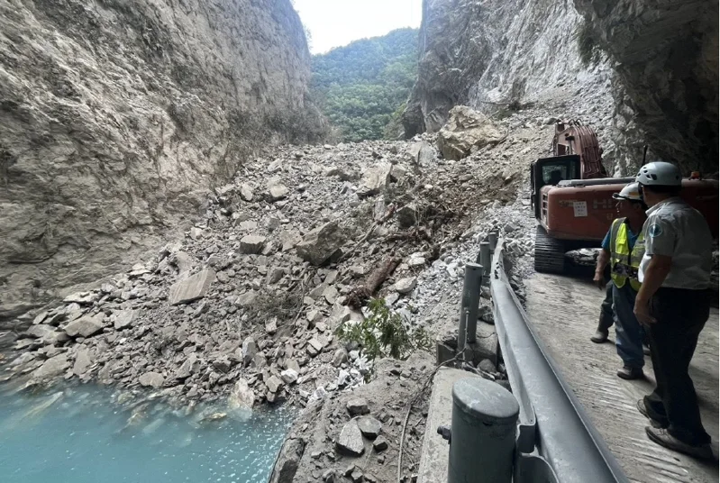 中橫公路舊路邊坡崩坍造成立霧溪出現堰塞湖,淤高近20公尺,溪水急漲,有潰堤可能。相關單位已經開挖。