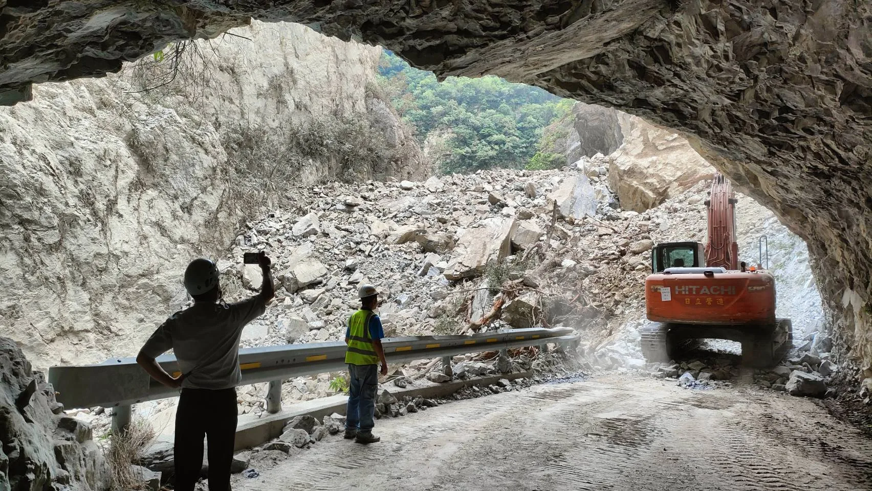 中橫公路舊路邊坡崩坍造成立霧溪出現堰塞湖,淤高近20公尺,溪水急漲,有潰堤可能。相關單位已經開挖。