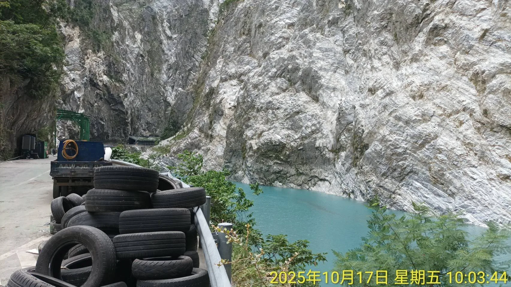 中橫公路舊路邊坡崩坍造成立霧溪出現堰塞湖,淤高近20公尺,溪水急漲,有潰堤可能。