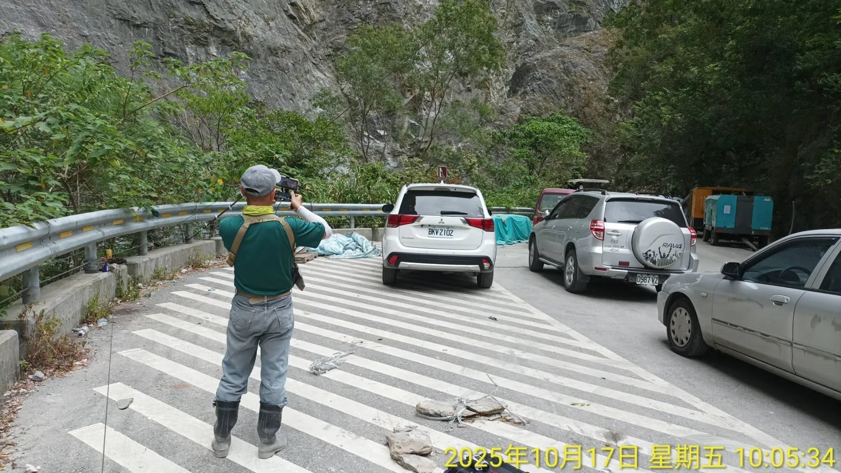 中橫公路舊路邊坡崩坍造成立霧溪出現堰塞湖,淤高近20公尺,溪水急漲,有潰堤可能。相關單位已經開挖。