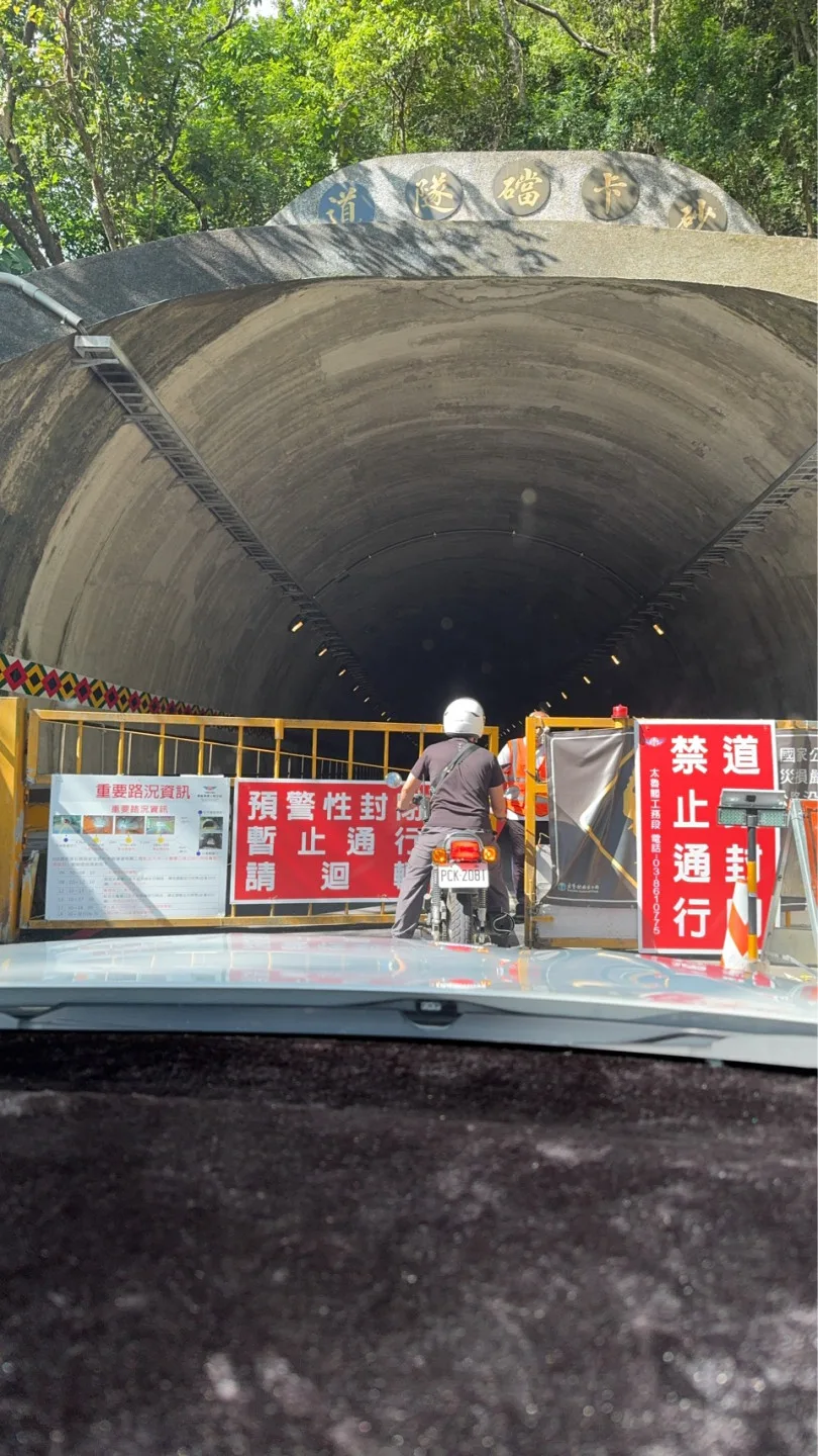 燕子口明隧道施工廠商回報,指步道約950公尺處立霧溪河段,發生大規模崩塌,土石滑落後在河道形成堰塞湖。