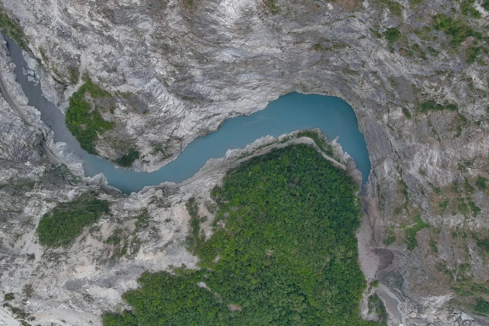 中橫公路舊路邊坡崩坍造成立霧溪出現堰塞湖,淤高近20公尺,溪水急漲,有潰堤可能。