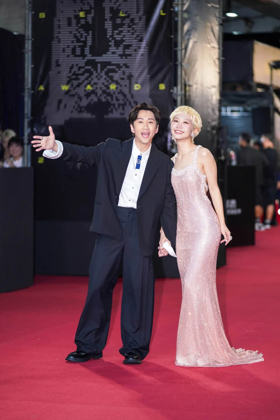 六度主持金鐘的典禮主持人Lulu挽著陳漢典現身紅毯。范修語攝