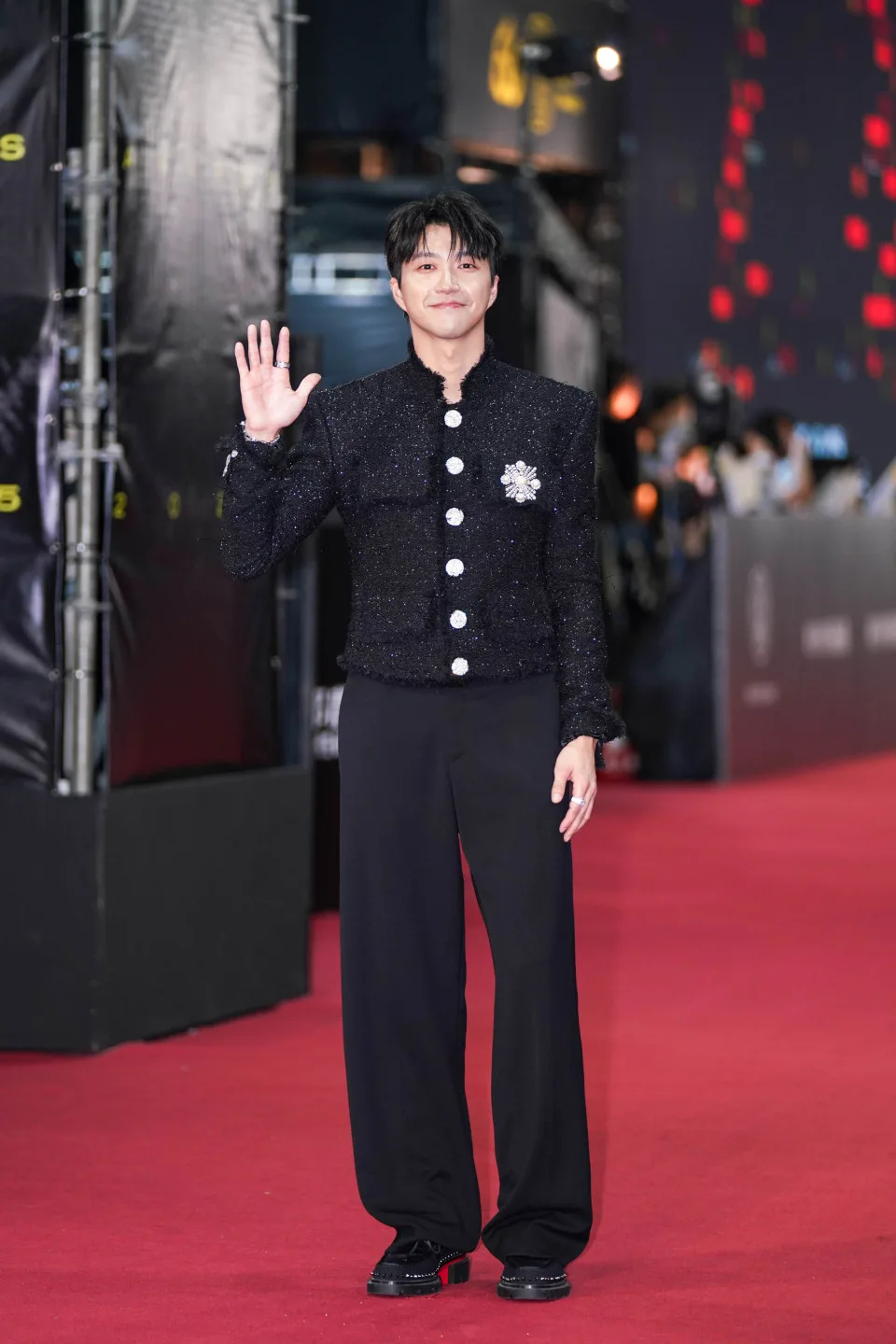 江宏傑則身穿超閃亮短版黑西裝，撐起低調奢華風格。范修語攝