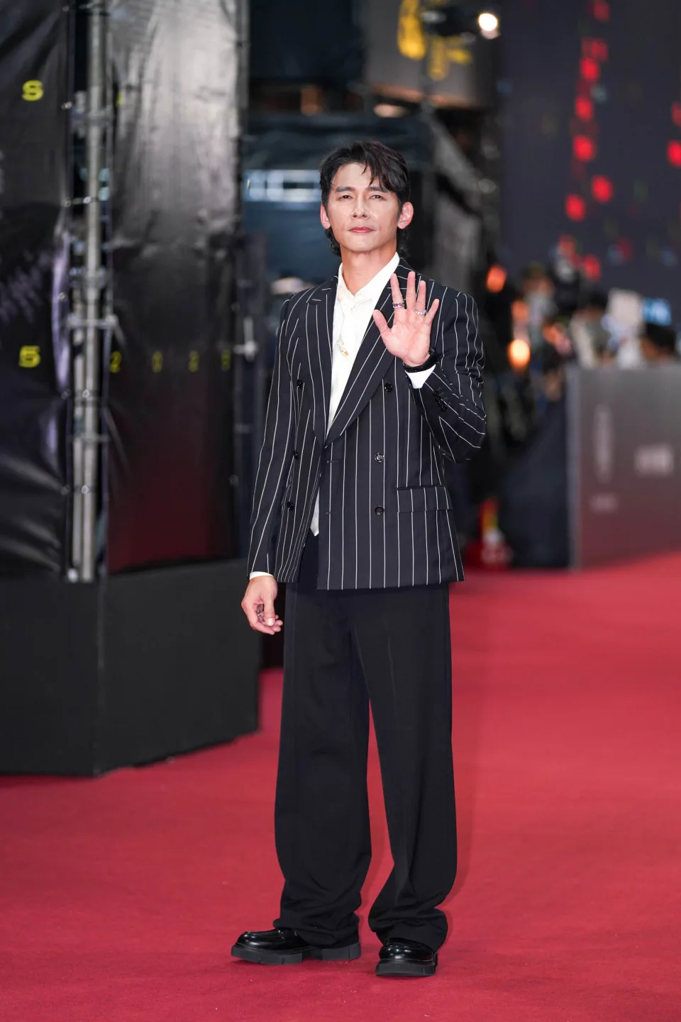 節目主持人温昇豪身穿簡約黑西服搭配白線直條，展現成熟挺拔的男性魅力。范修語攝