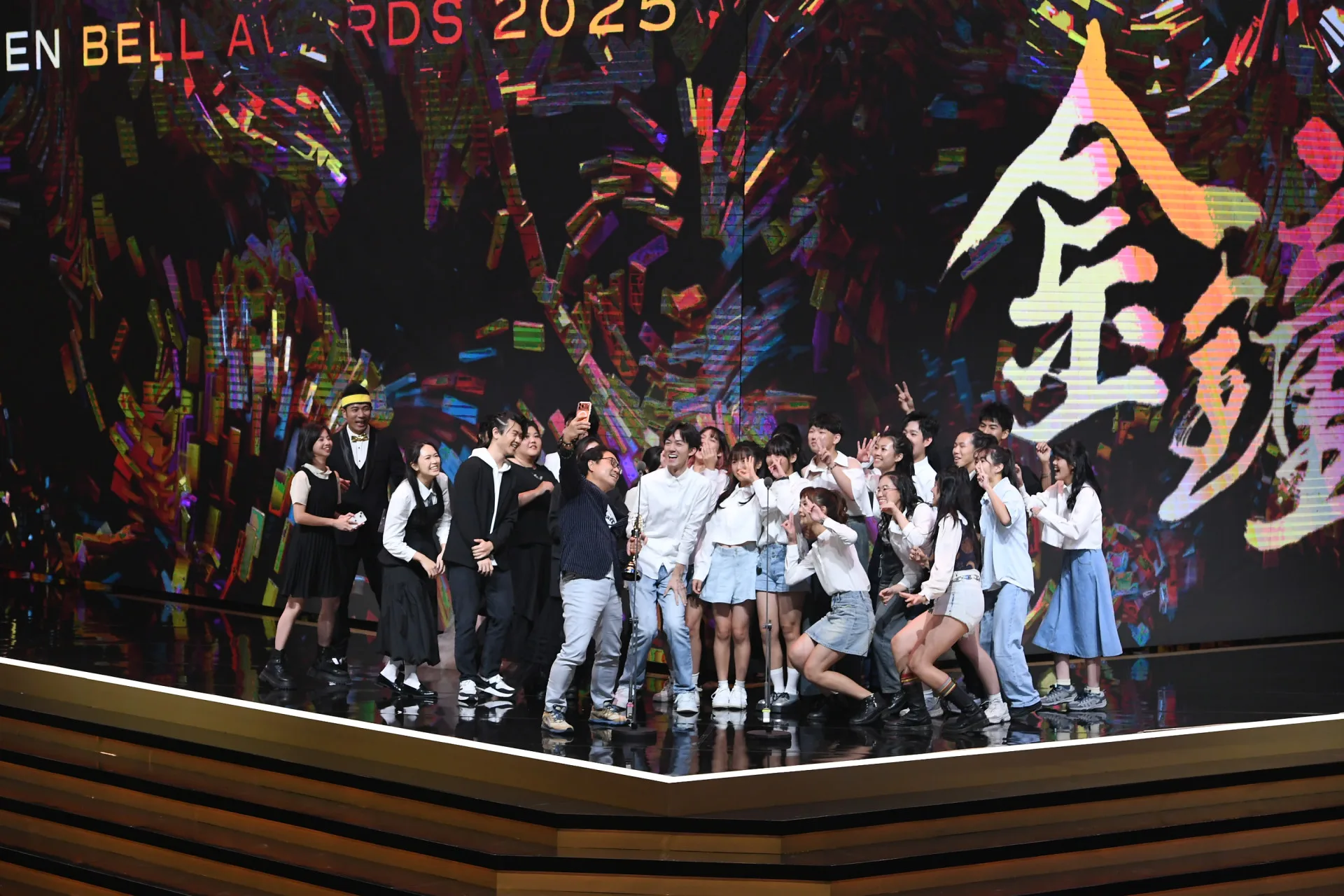 《小O事件簿》製作團隊在台上興奮自拍。三立提供