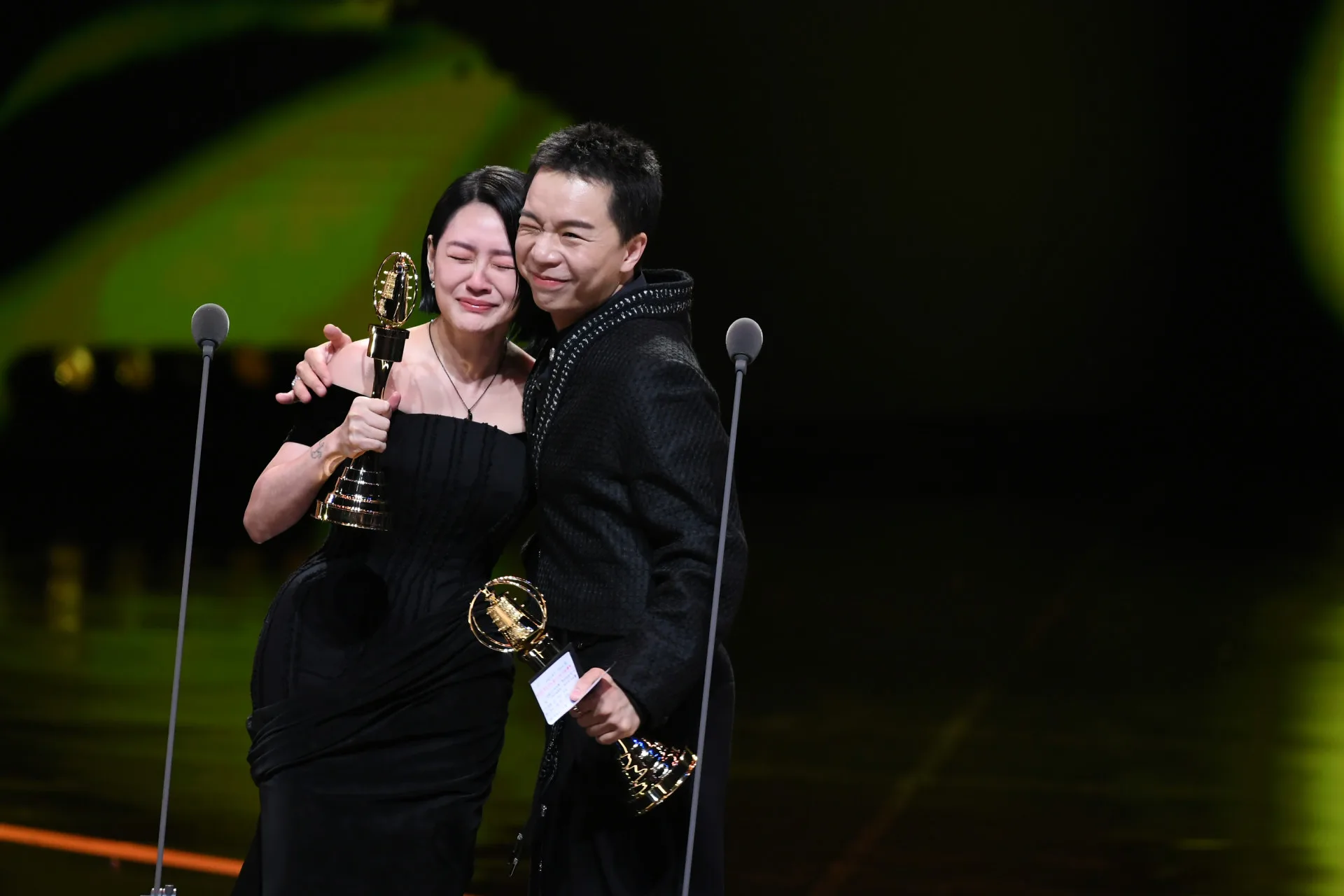 許久不見於螢光幕的小S（左）手握金鐘獎盃，淚崩喊道「這個獎我要獻給媽，你說如果我得獎，或許你的心就不會那樣空空的。」。三立提供
