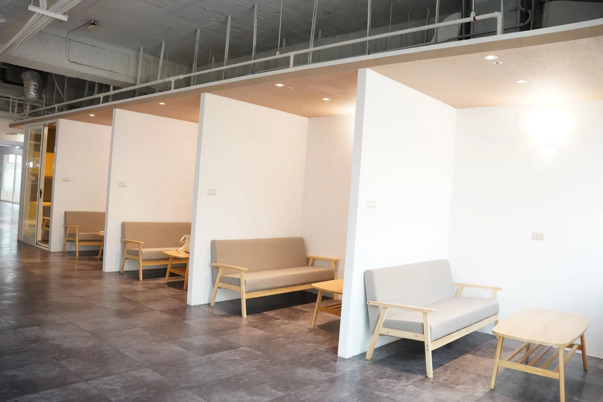 新竹社會創新基地內設共享工作空間、獨立工作空間、展覽活動空間、培訓互動教室、會議室等多功能設施。