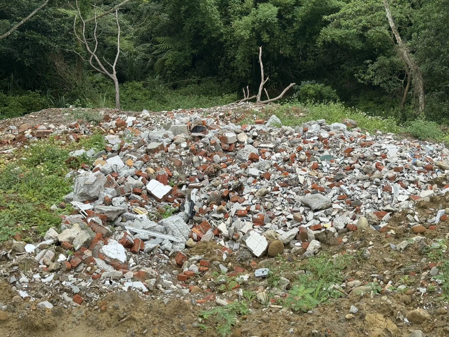 檢警環聯手破獲不法棄土集團於桃園3處農地非法傾倒廢棄物。桃園市環保局提供