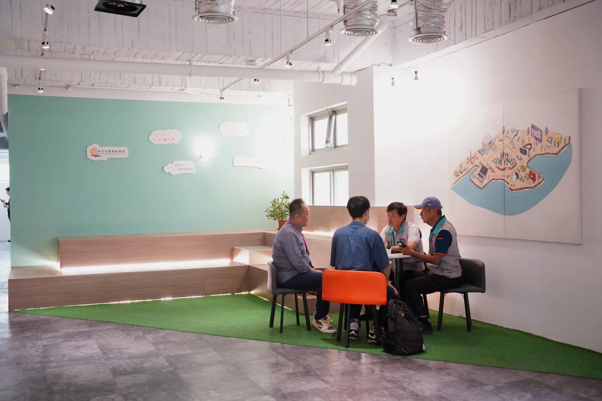 新竹社會創新基地內設共享工作空間、獨立工作空間、展覽活動空間、培訓互動教室、會議室等多功能設施。