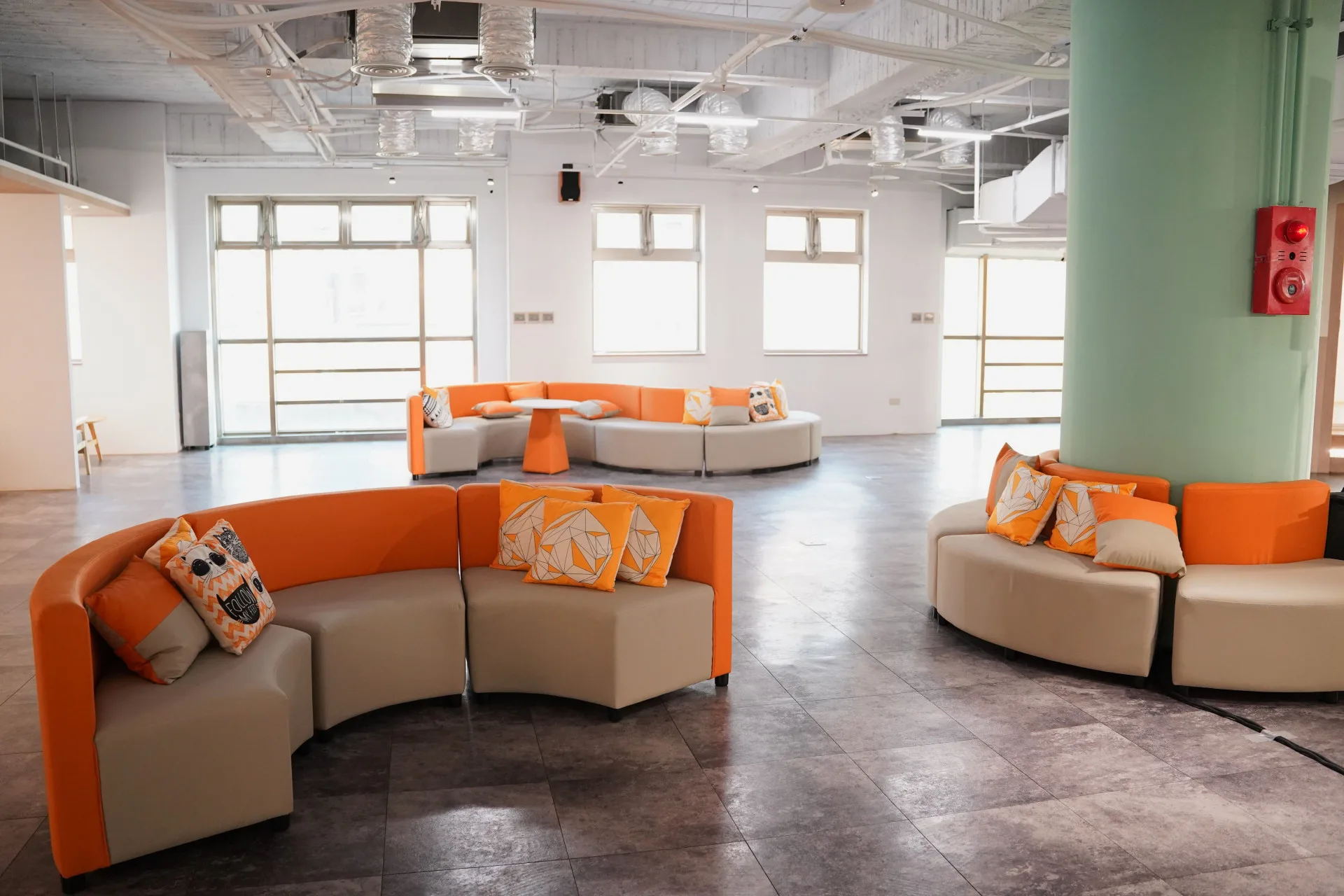 新竹社會創新基地內設共享工作空間、獨立工作空間、展覽活動空間、培訓互動教室、會議室等多功能設施。