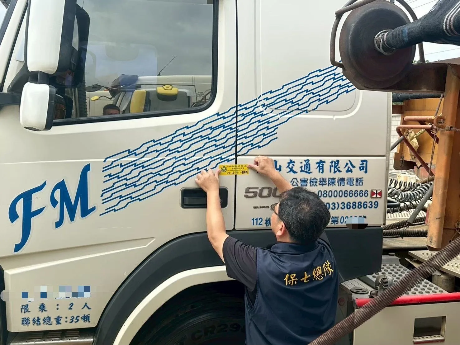 檢調單位現場查扣曳引車。桃園地檢署提供