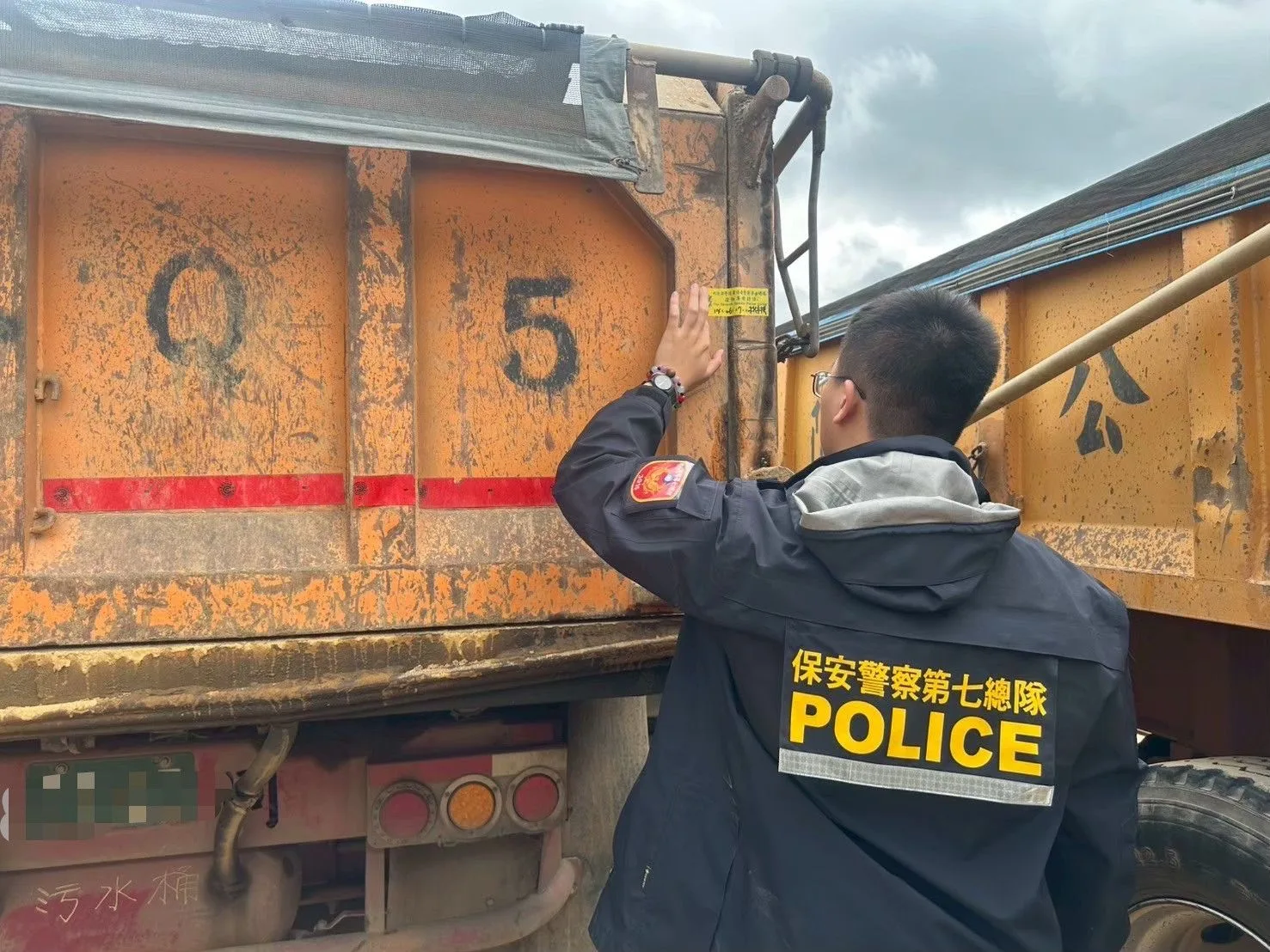 檢調單位現場查扣曳引車。桃園地檢署提供