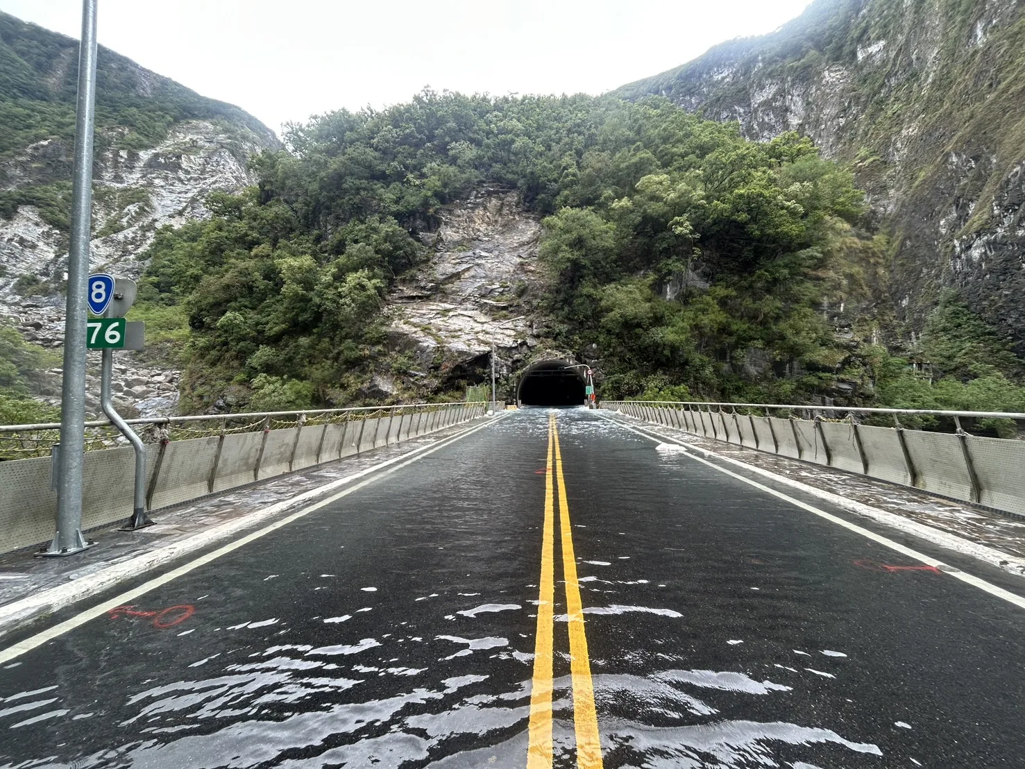 堰塞湖水由靳珩隧道持續溢流。林保署