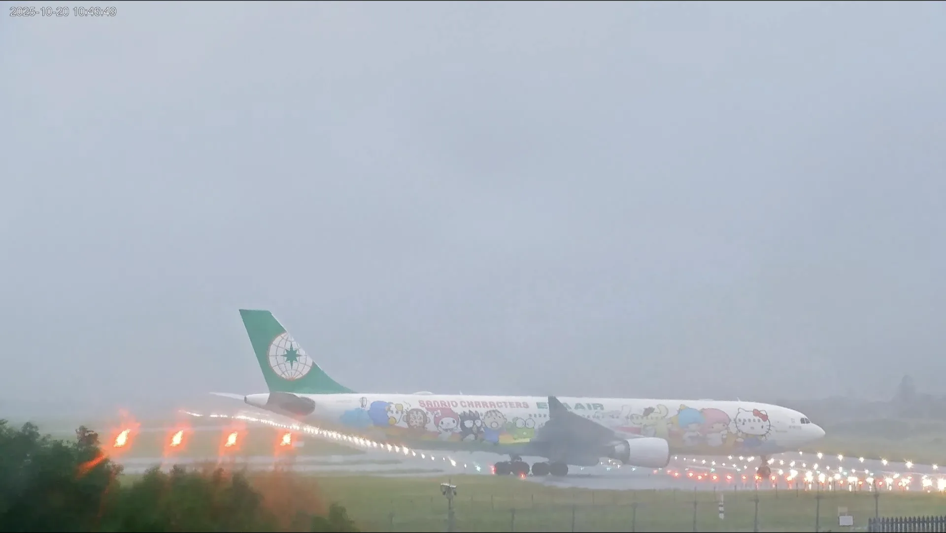 雖然觀景台暫時關閉，但民眾仍然可以透過桃園機場YouTube 24小時即時影像直播畫面，全天候觀看跑道與機坪動態。翻攝自 遊桃園 Taoyuan Travel YT