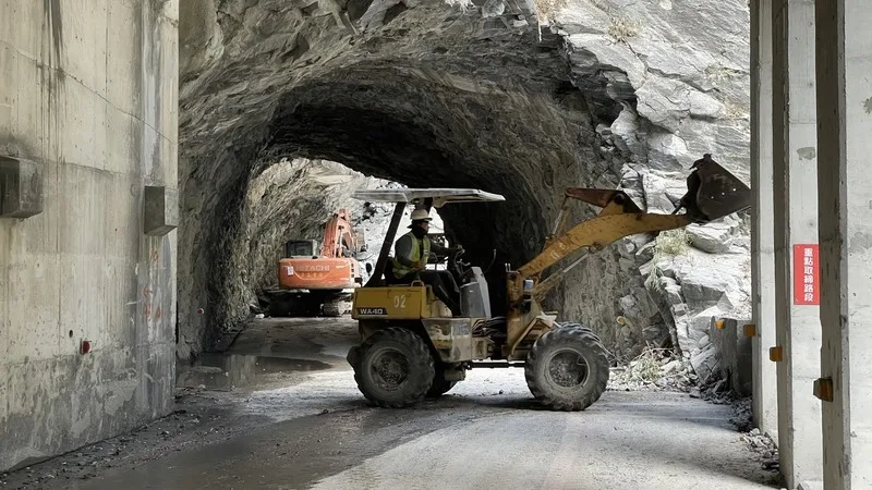 太魯閣燕子口堰塞湖集水區雨量20日未如預期多,農業部林業保育署花蓮分署採機具開上壩頂降挖,但沿途邊坡不穩,影響進度,最慢1週處理完,目前維持紅色警戒。林保署