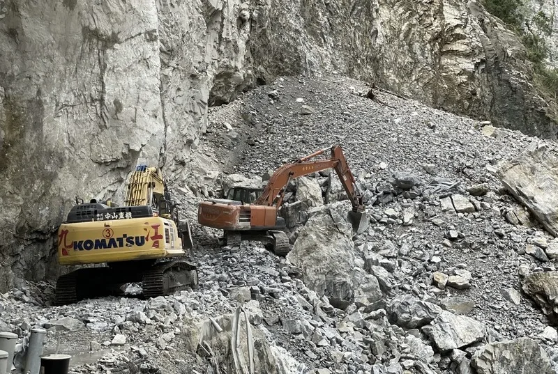 太魯閣燕子口堰塞湖集水區雨量20日未如預期多,農業部林業保育署花蓮分署目前用降挖的方式,利用機械到壩頂,僅剩10公尺左右,但是現場環境非常的差,仍有落石,影響進度,預期3、4天,最慢1週處理完。林保署