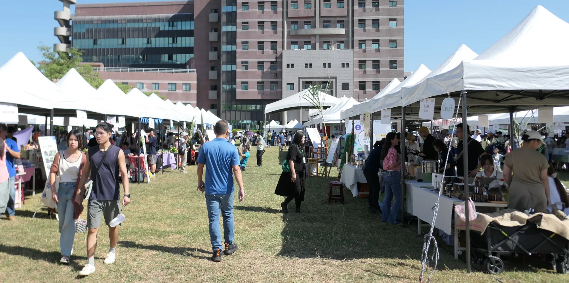 現場120個市集攤位吸引民眾前來。客委會提供