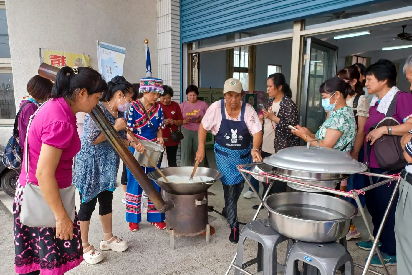 活動安排製作特色美食涼蝦。美濃戶政事務所提供