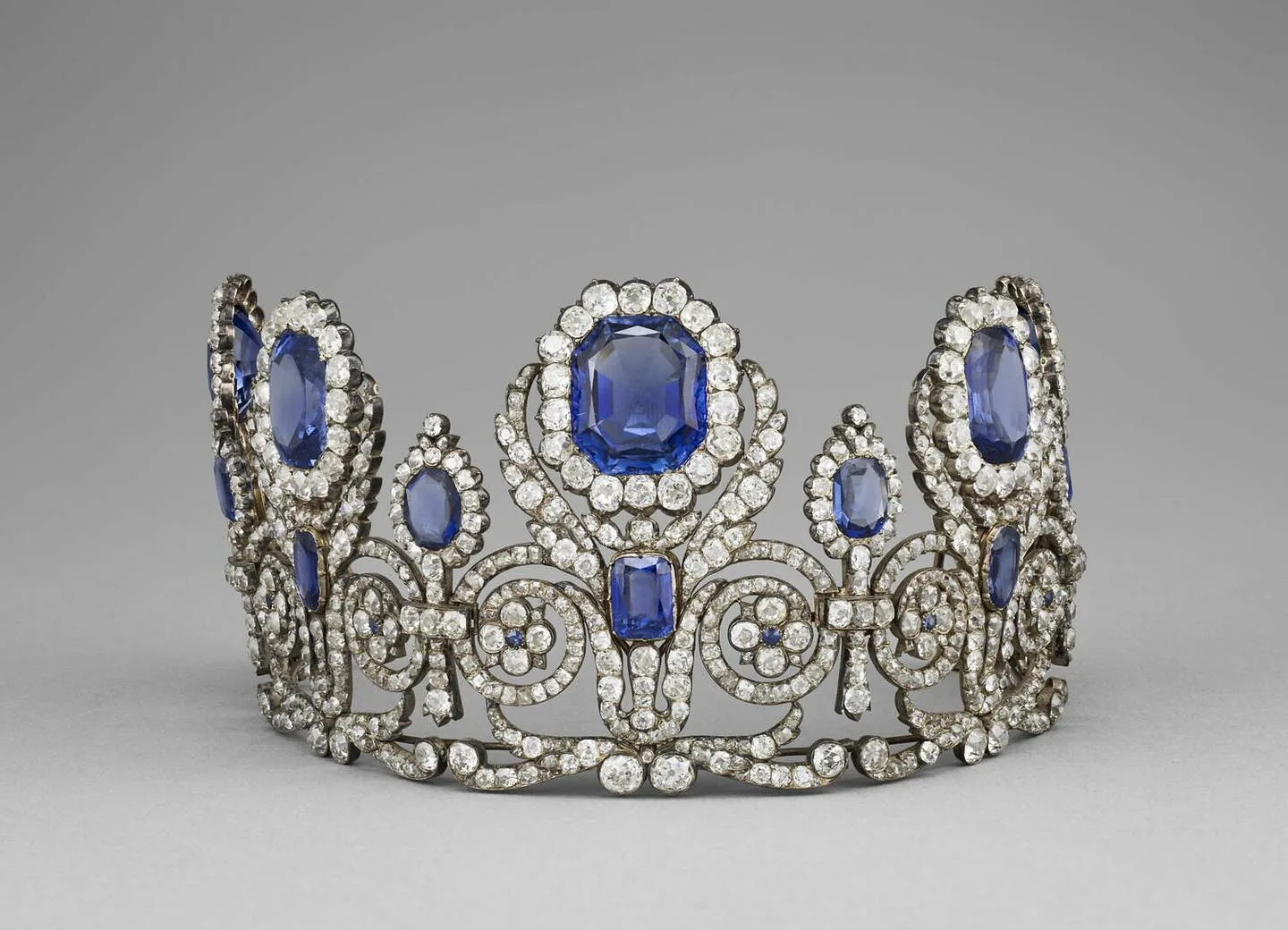 遭竊珍品:藍寶石冠冕與耳環套組(Sapphire Tiara, Necklace, and Earring Set),創作者與委託者至今不明,推測製作於19世紀初。歷史上曾由奧坦絲王后(Queen Hortense)與瑪麗.阿梅莉王后(Queen Marie-Amélie)佩戴。圖取自羅浮宮數位典藏網站
