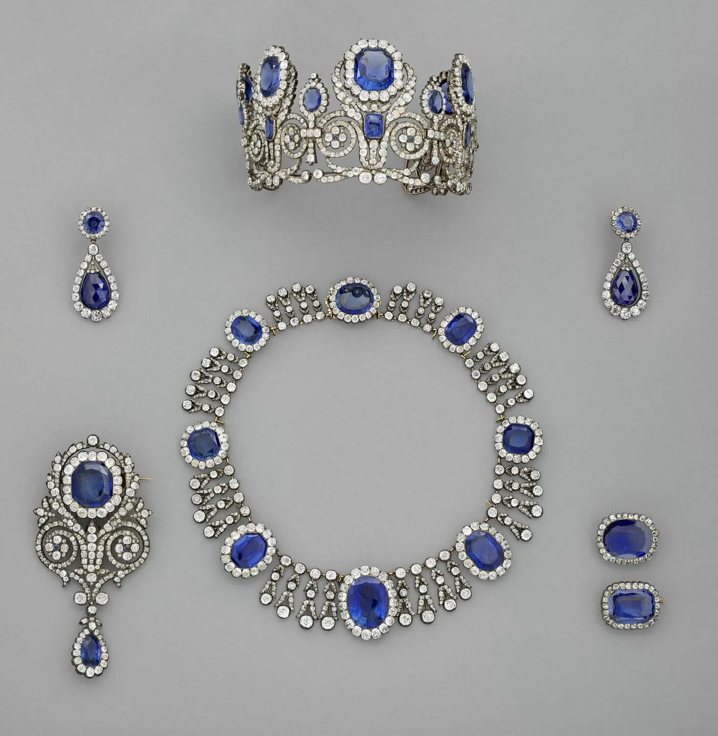 遭竊珍品:藍寶石冠冕與耳環套組(Sapphire Tiara, Necklace, and Earring Set),創作者與委託者至今不明,推測製作於19世紀初。歷史上曾由奧坦絲王后(Queen Hortense)與瑪麗.阿梅莉王后(Queen Marie-Amélie)佩戴。圖取自羅浮宮數位典藏網站