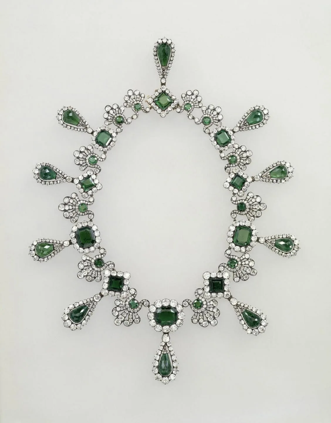 遭竊珍品:拿破崙贈瑪麗.路易絲的祖母綠婚禮珠寶組(Napoleon’s Emerald Wedding Gift Set),由拿破崙一世於1810年贈予皇后瑪麗.路易絲(Marie Louise),項鍊鑲有32顆祖母綠與1138顆鑽石,搭配一對祖母綠鑽石耳環,均被竊賊奪走。圖取自羅浮宮數位典藏網站
