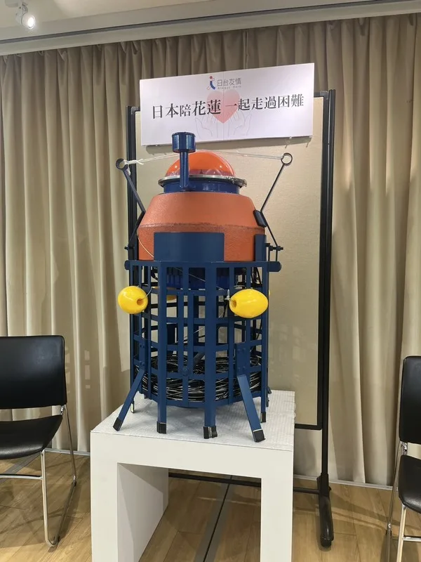 日本贈送的「投入式(浮標型)水位計」是專為山區土砂壩與天然湖泊水位監測而設計,19日已順利投放馬太鞍溪堰塞湖面。