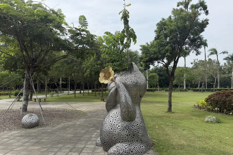 台南山上花園水道博物館入口廣場的造型裝置藝術「幸福.召喚」有樹苗竄出引發討論,形成生命與裝置藝術共生景象。台南市文化局提供