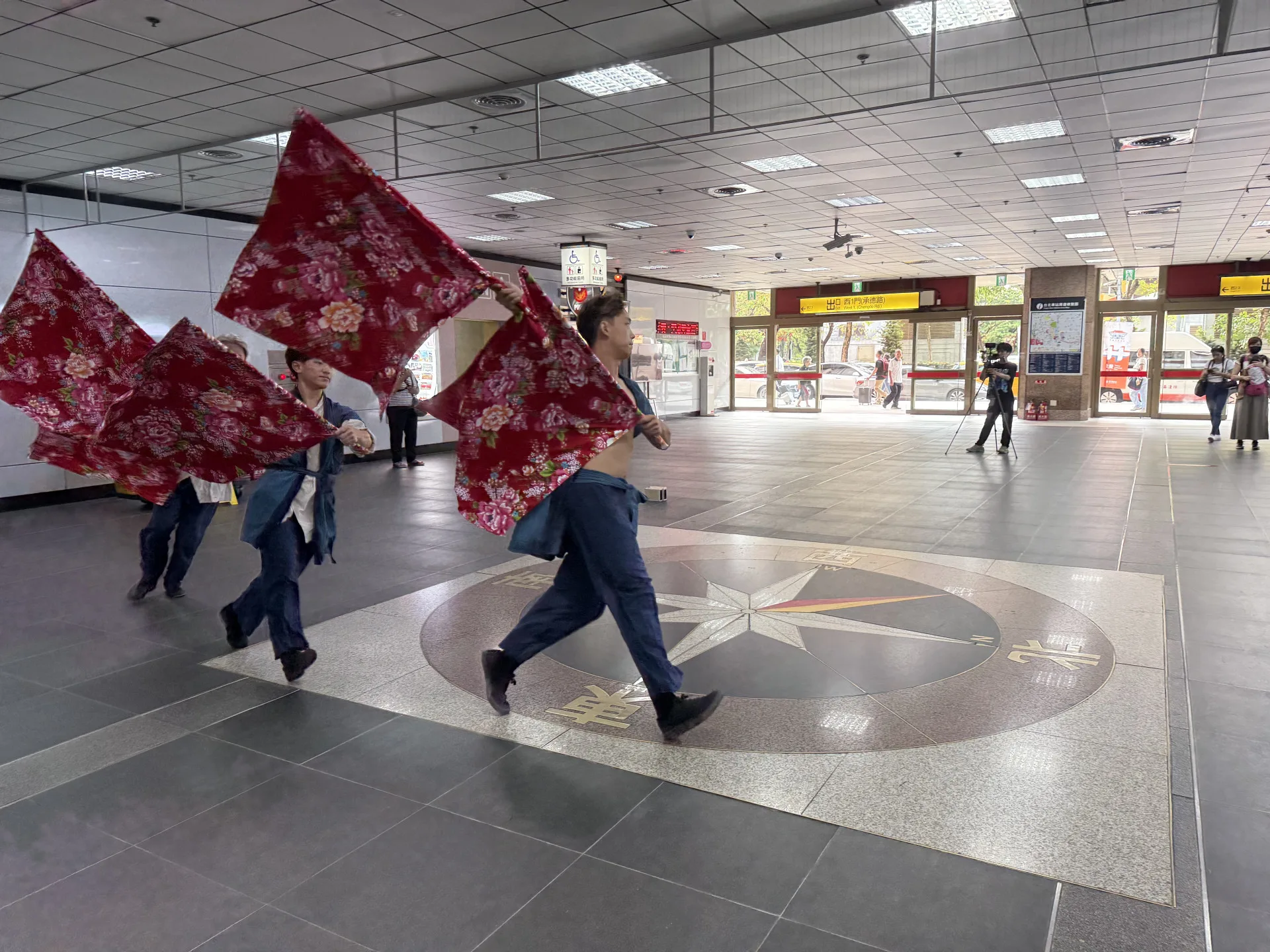 為了迎接「2025臺北客家義民嘉年華」到來,昨(19)天客家馬戲團「搏逗兄弟」於台北車站西1門舉辦快閃活動。臺北市政府客家事務委員會提供