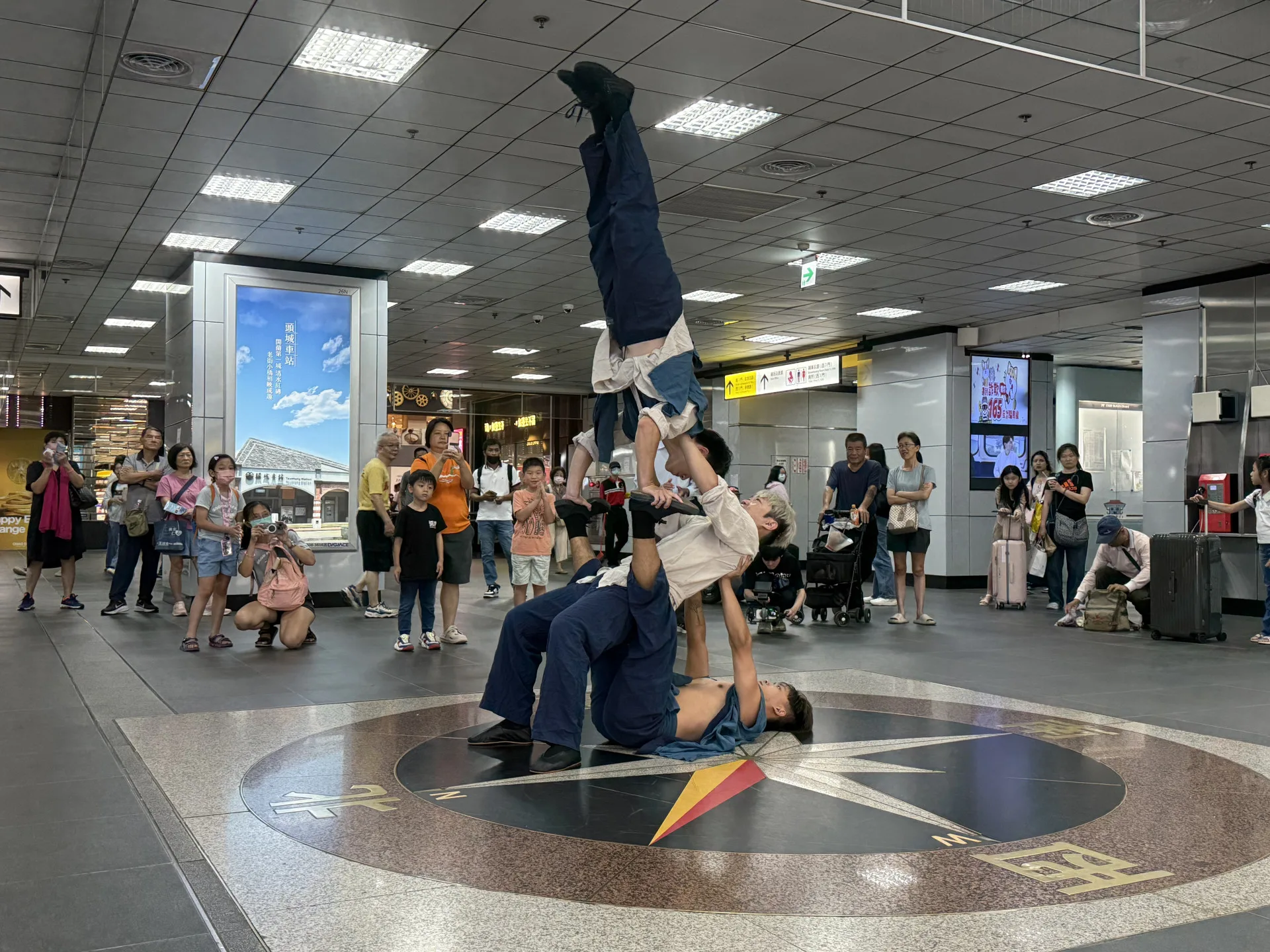 客家馬戲團「搏逗兄弟」於台北車站西1門舉辦快閃活動。臺北市政府客家事務委員會提供