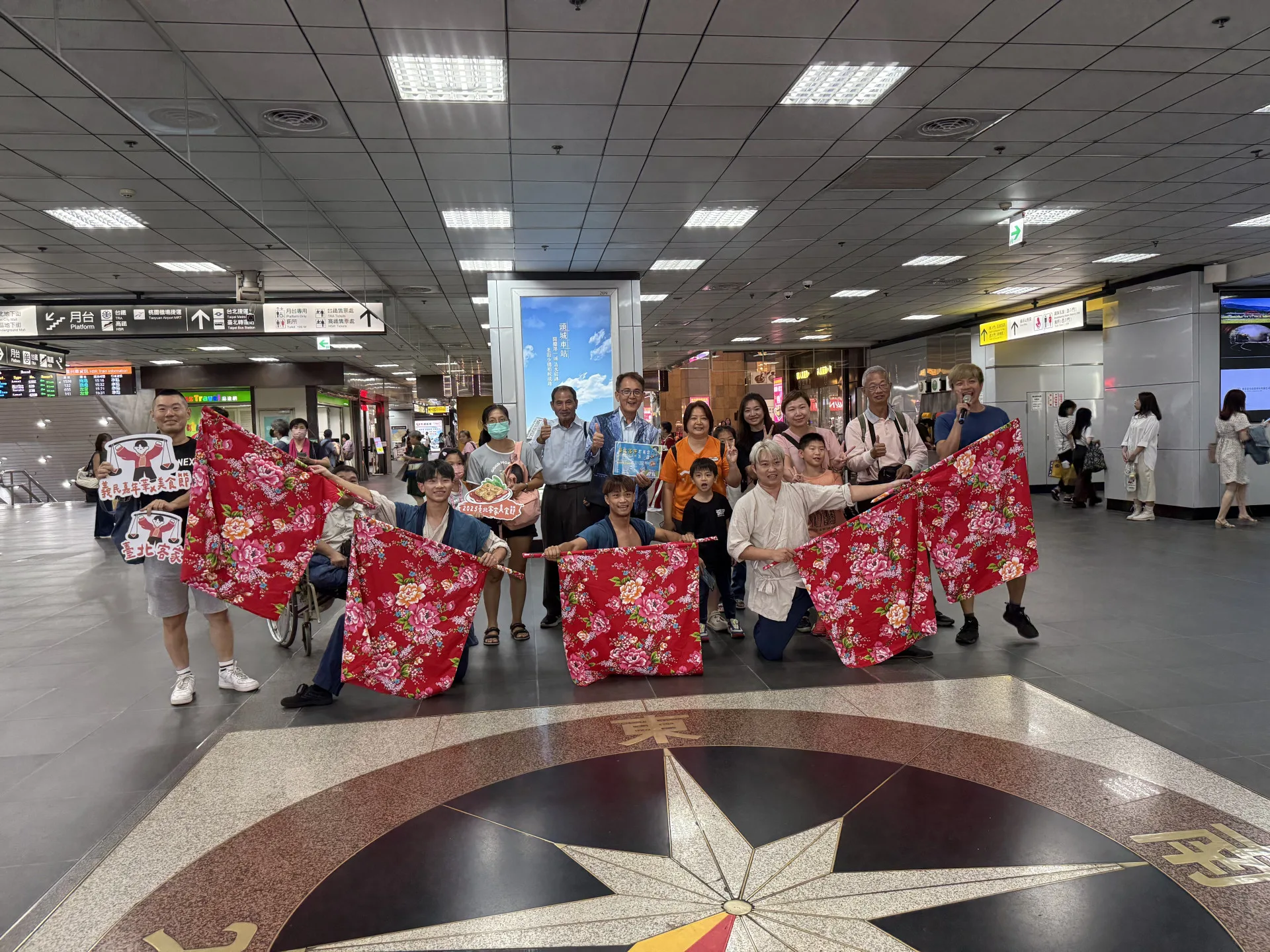北市客委會表示,在臺北車站這個匯聚世界各地人潮的精華地段演出,希望傳遞最有風格的「客家精神」。臺北市政府客家事務委員會提供