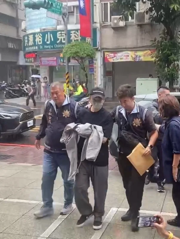 藝人閃兵案延燒,新北檢警展開第三波搜索,永和警分局21日上午將藝人張書偉(左2)拘提到案說明。翻攝畫面