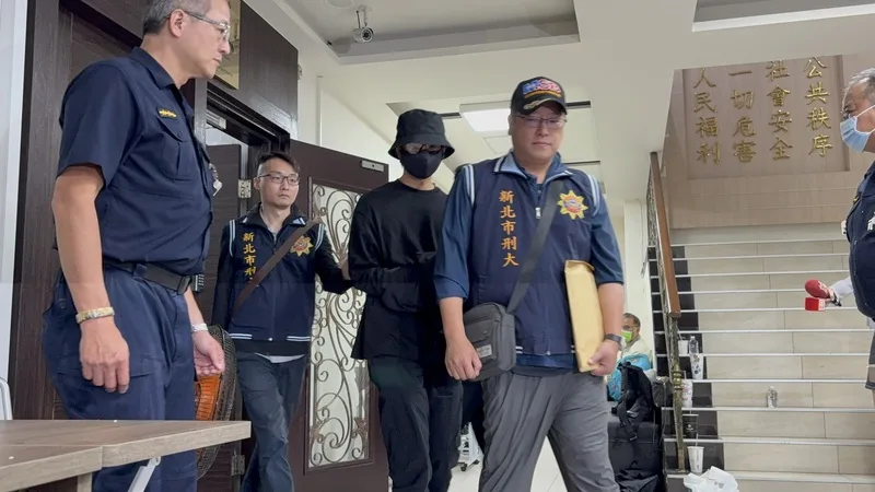 新北檢警21日針對藝人閃兵案進行第3波搜索,將4名藝人拘提到案,演員陳柏霖(中)坦承以10萬元找人造假高血壓躲兵役。中央社