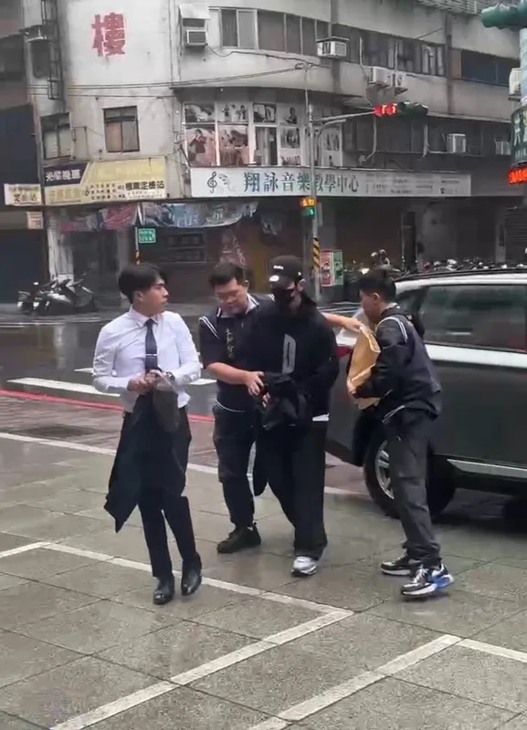 藝人閃兵案延燒,新北檢警展開第3波搜索,永和警分局21日上午將藝人修杰楷(右2)拘提到案說明。翻攝畫面