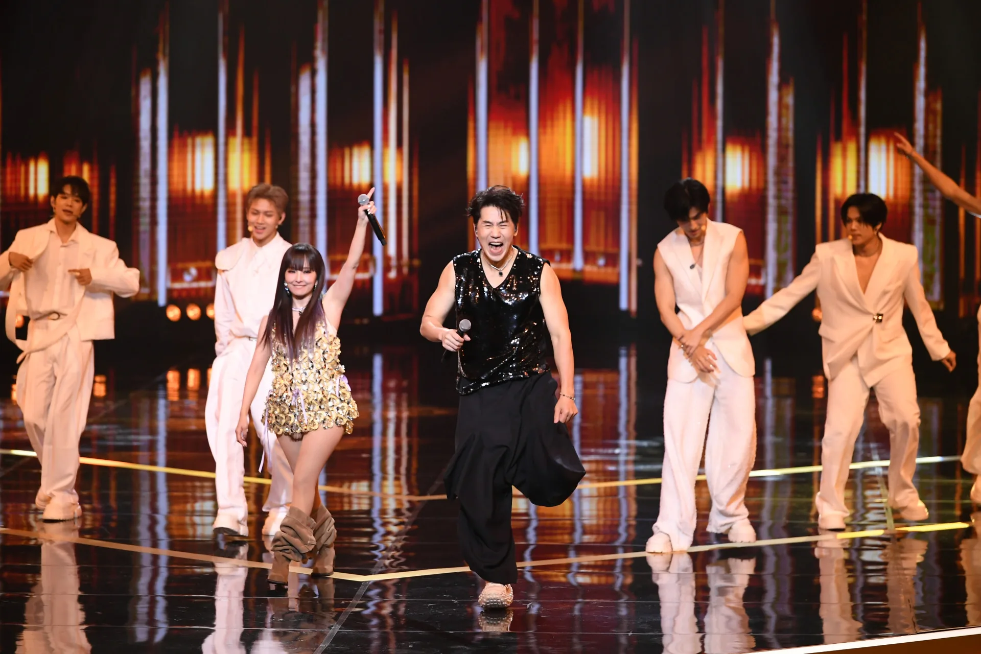 被網友譽為是「台版JYP」的羅時豐和愛紗、幻藍小熊等人熱舞飆唱,也博得滿堂彩。三立提供