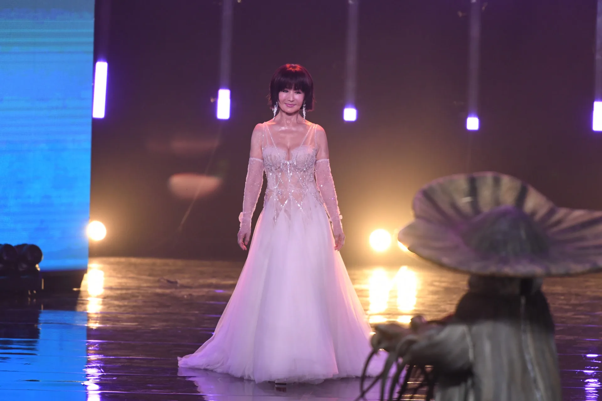 潘迎紫著白色性感禮服登場,氣場全開,與當年的戲劇神獸「嗶啵」及靈芝草人同台,回憶殺重現,創下當晚最高收視。三立提供